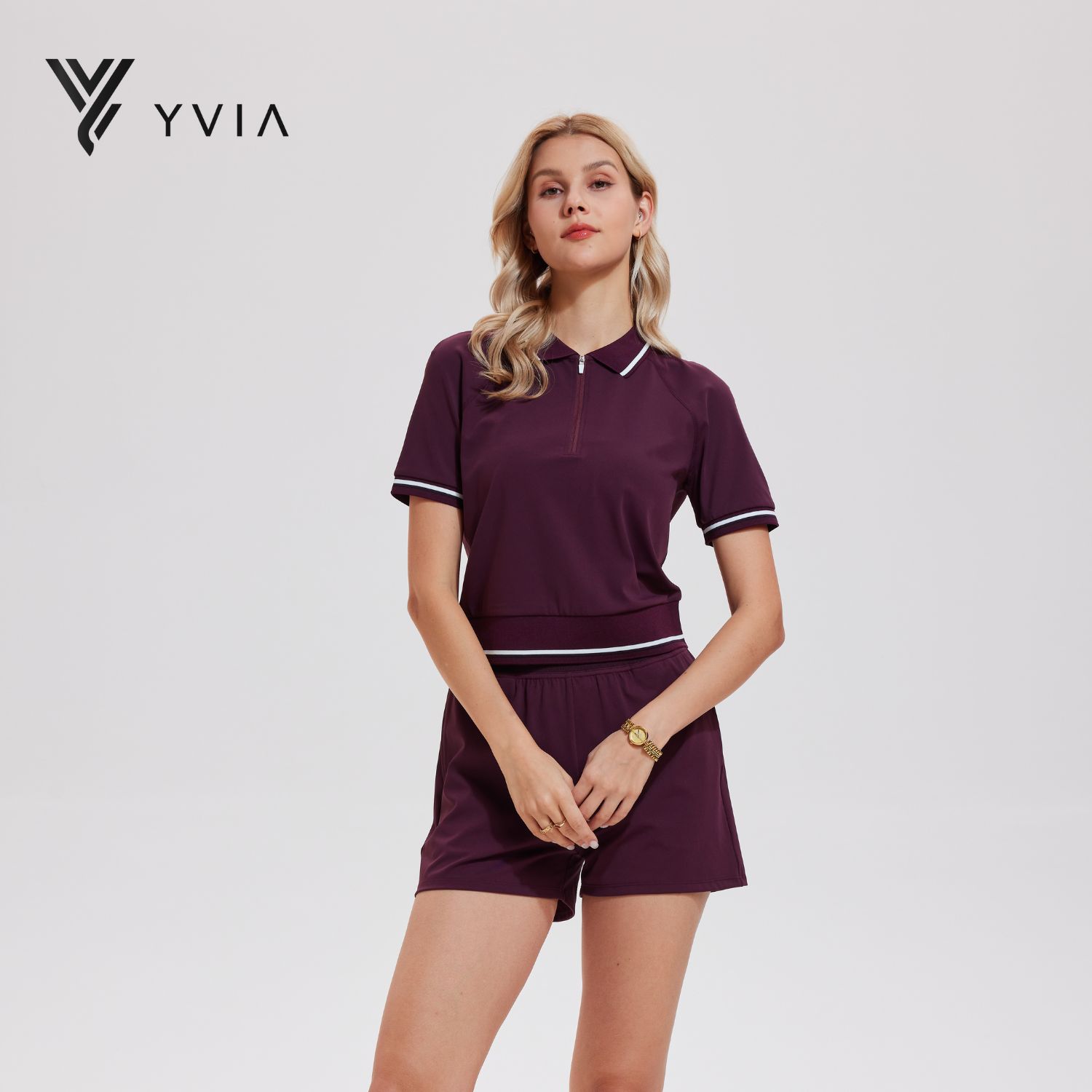 Set đồ tập gồm áo polo tay ngắn có khóa kéo và Quần đùi với viền eo